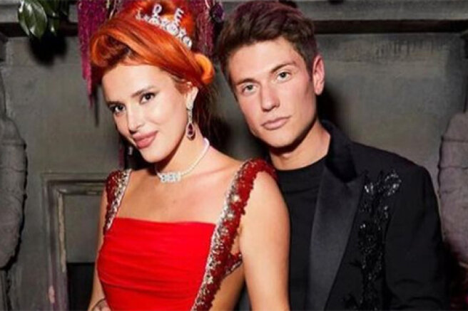 Two red dresses and a huge cake: Bella Thorne and Benjamin Mascolo celebrated their engagement