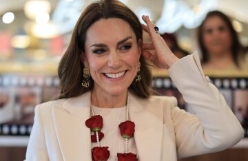 Kate Middleton wore a rose necklace to meet with the Indian community and celebrate the Holi festival of colors.