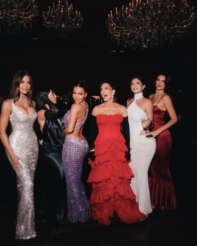 Хлоя, Кортни, Ким Кардашьян, Крис, Кайли и Кендалл Дженнер