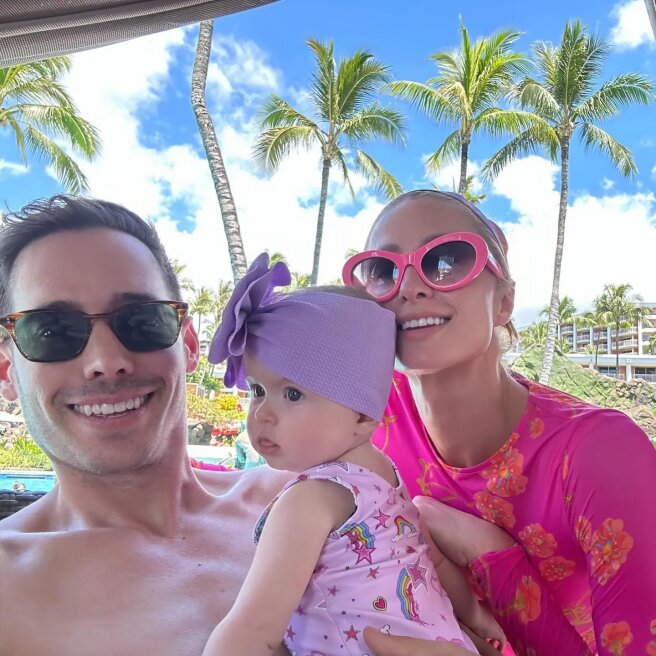 Пэрис Хилтон с мужем и дочерью/Фото: parishilton/Instagram*