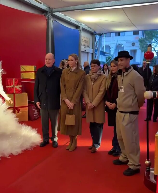 Князь Альбер II, княгиня Шарлен, принцесса Стефания и Камилла Готтлиб