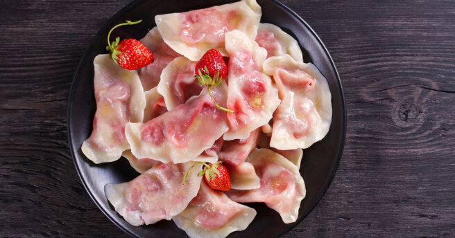 Dumplings with strawberries: how to cook in a saucepan, steamed and in a slow cooker