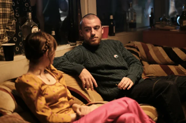 Мод Апатоу и Ангус Клауд в сериале 