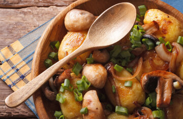 Young potatoes in the oven with mushrooms-step-by-step recipe
