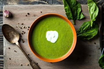 Light soup after the holidays: spinach with cream
