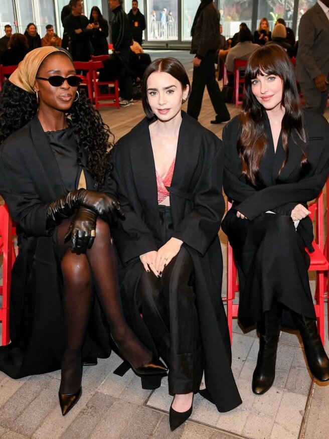 Джоди Тёрнер-Смит, Лили Коллинз и Дакота Джонсон