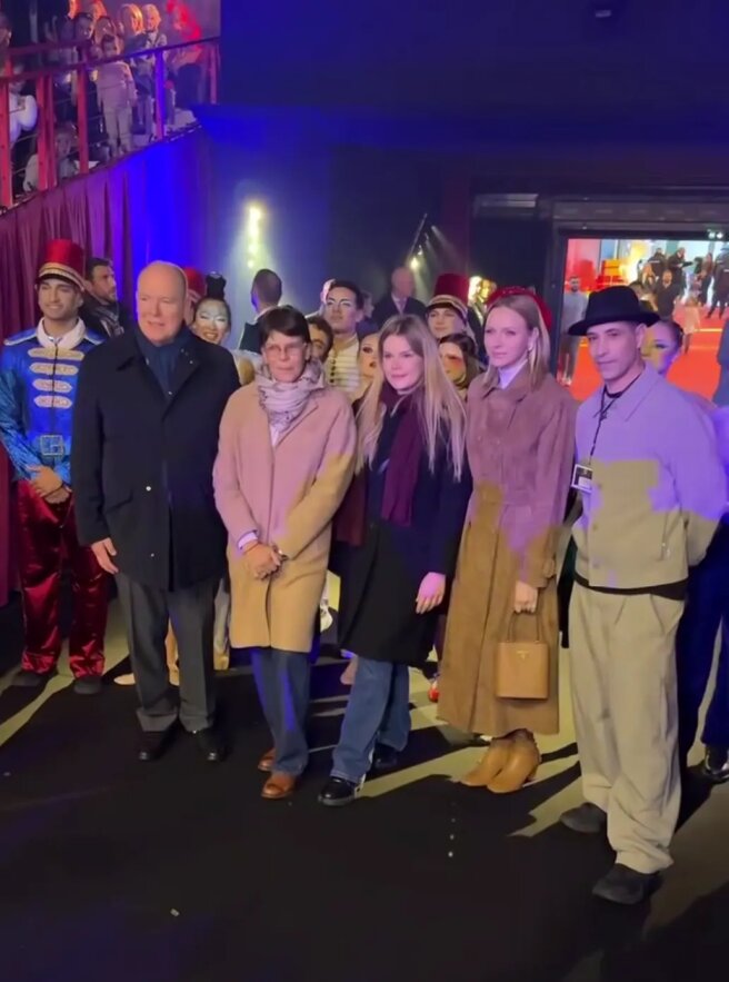 Князь Альбер II, княгиня Шарлен, принцесса Стефания и Камилла Готтлиб