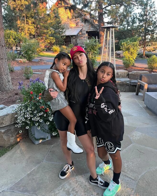 Ким Кардашьян с дочерьми Чикаго и Норт/Фото: kimkardashian/Instagram*