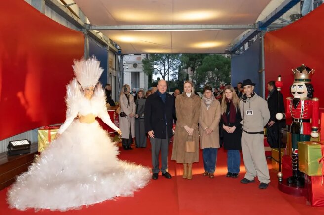 Князь Альбер II, княгиня Шарлен, принцесса Стефания и Камилла Готтлиб