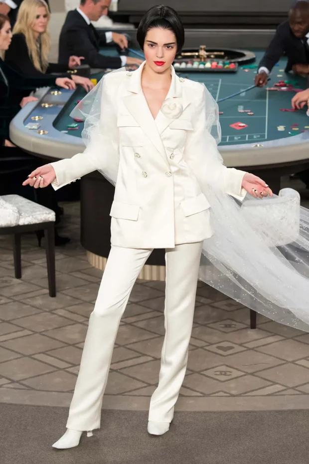 Кендалл Дженнер на показе Chanel осень-зима — 2015