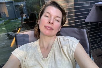 "You are the center of our lives." Milla Jovovich shared a rare photo of her daughter in honor of her birthday.