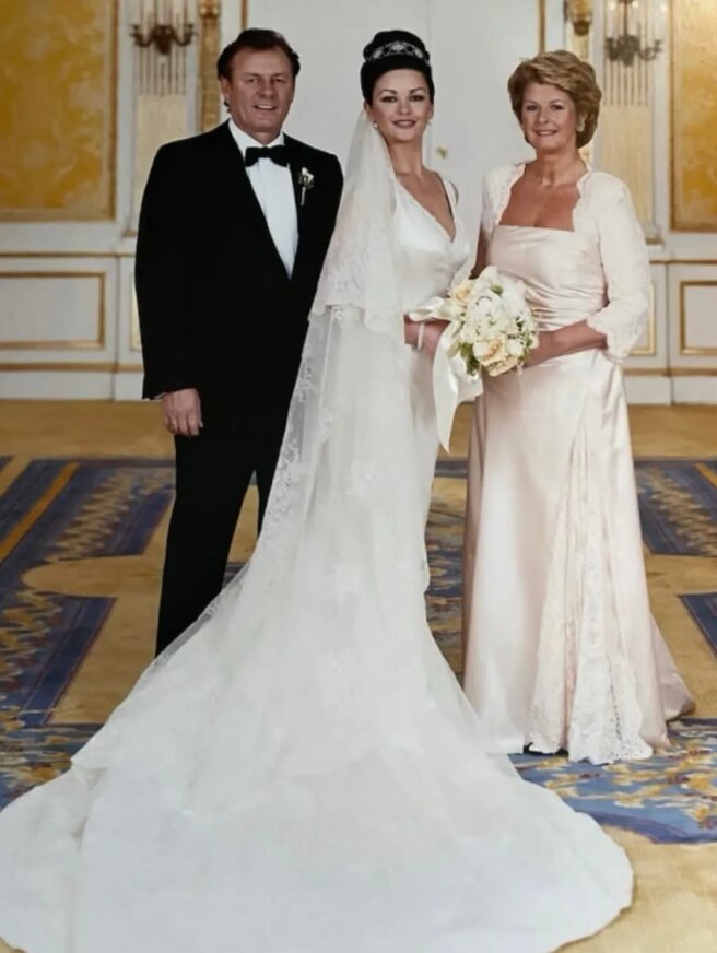 Кэтрин Зета-Джонс с родителями