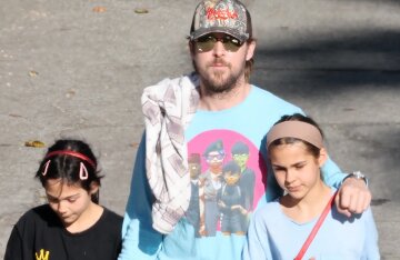 Ryan Gosling was photographed with his daughters with Eva Mendes for the first time in a long time.