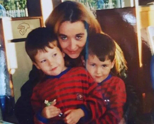Барри Кеоган с матерью и братом