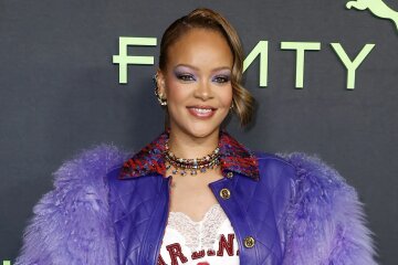 Rihanna came out in “purple” image