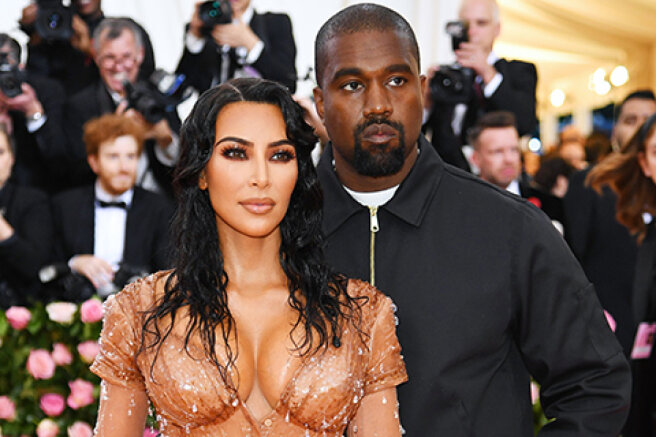 Kanye West continues to wear an engagement ring, despite the divorce process with Kim Kardashian