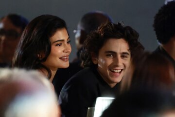 Insiders have denied Kylie Jenner's pregnancy, but said that she and Timothée Chalamet are "still together"
