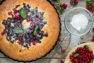 Sponge cake with berries and sour cream