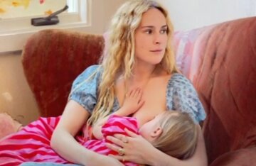 Rumer Willis showed herself breastfeeding her three-year-old daughter. She was criticized.