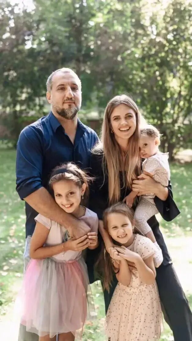 Арарат Кещян и Екатерина Кещян с дочерьми