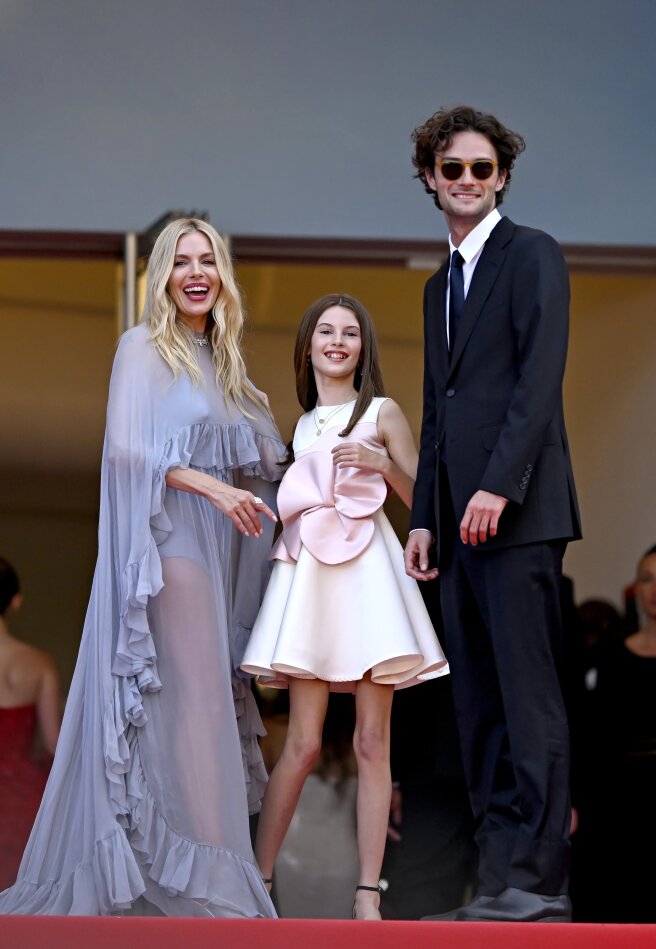 Сиенна Миллер со старшей дочерью и  Оли Грин