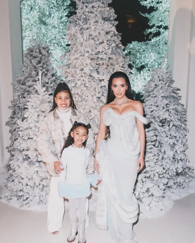 Ким Кардашьян с дочерьми Норт и Чикаго