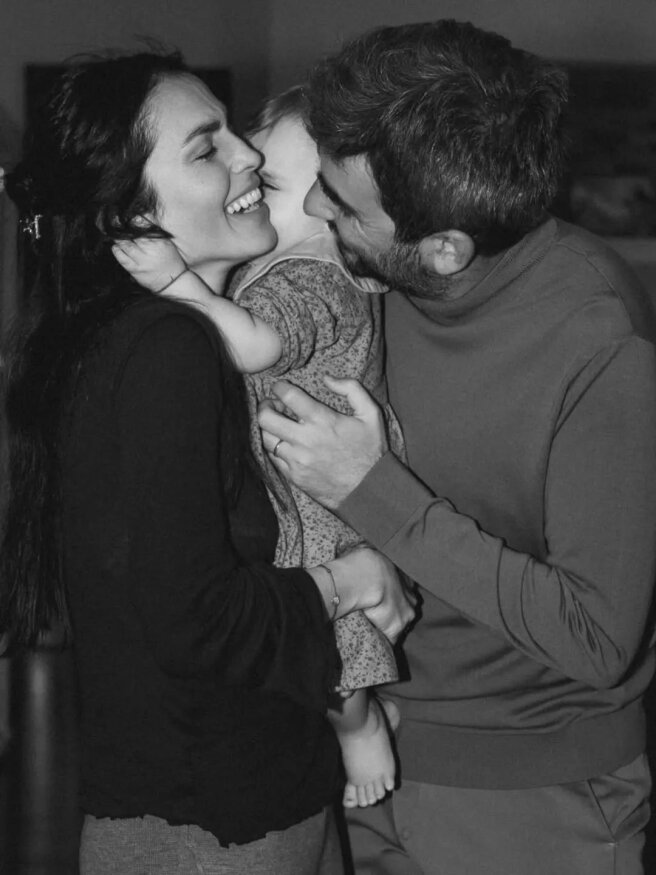 Сати Казанова с мужем и дочерью