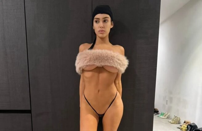 "No pants this year." Kanye West posted a nude photo of Bianca Censori