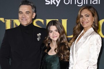 "Another 'un-baby.'" Robbie Williams' 13-year-old daughter made her film and red carpet debut.
