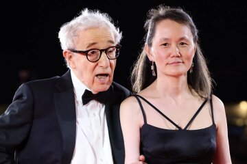 Woody Allen appeared in public with his wife for the first time in a long time amid accusations of pedophilia: they appeared at a party for a sex app