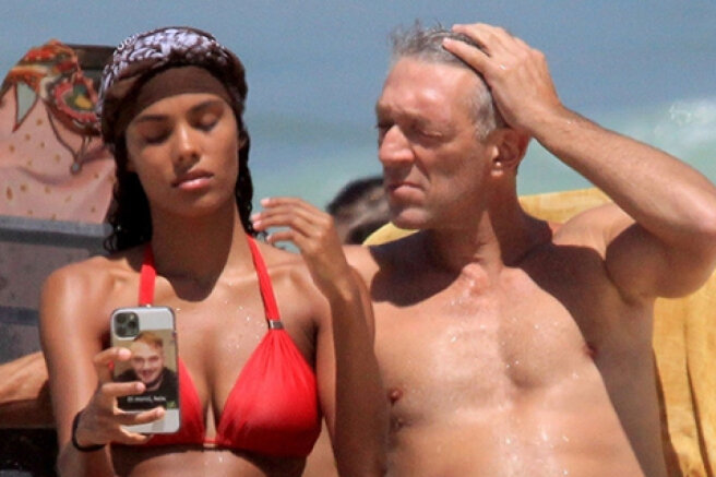 Tina Kunaki and Vincent Cassel on the beach in Brazil