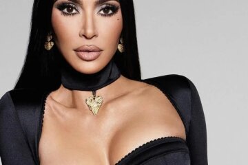 Kim Kardashian posed in a black corset for Skims