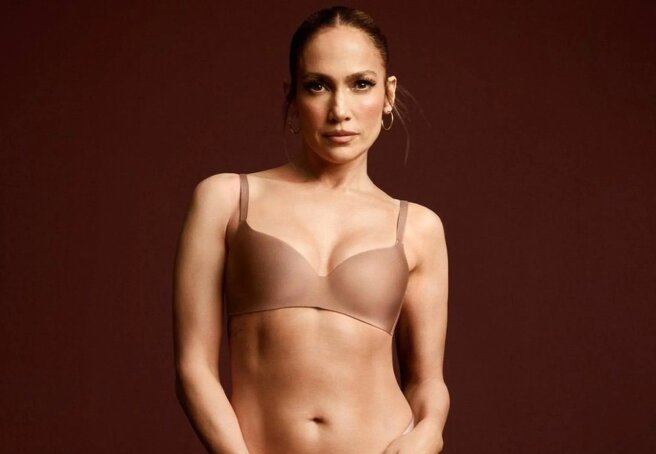 Jennifer Lopez starred in lingerie for Intimissimi advertising campaign