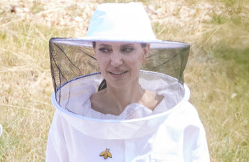 Angelina Jolie flew to Provence: beekeeper's costume and dinner with graduates of the program " From women to bees"