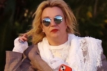 The internet is buzzing about an "unrecognizable" Britney Spears, who was photographed on the street with a glass in her hand.