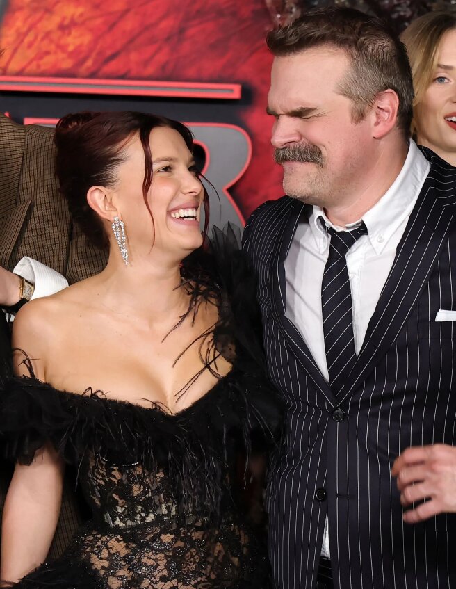 Милли Бобби Браун и Дэвид Харбор