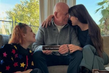 Bruce Willis' Daughters Post New Photo With Father