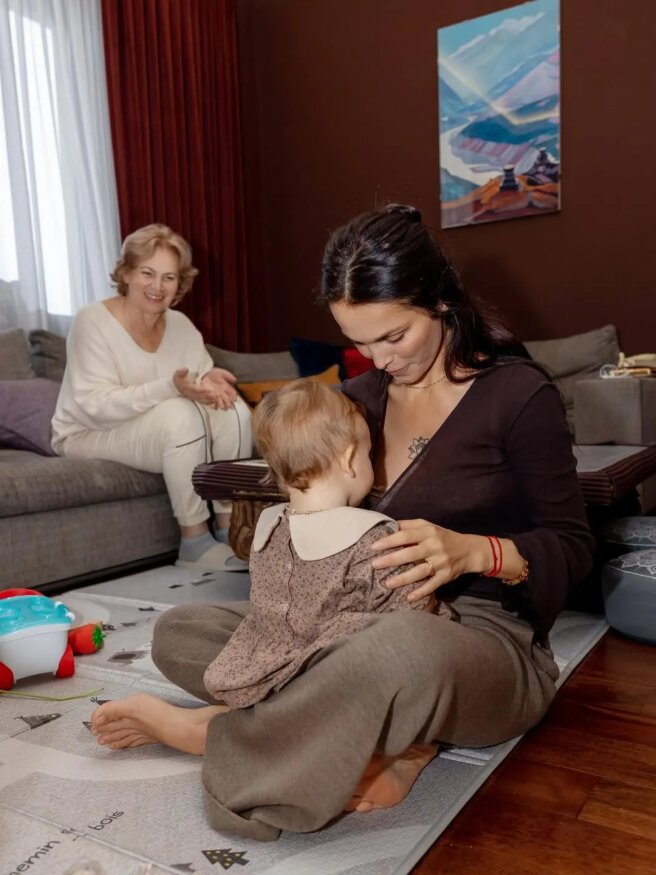 Сати Казанова с мужем и дочерью