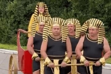 Photos from the birthday of a Yaroslavl businessman have gone viral on the Internet, in which he appears as a pharaoh, and his employees as slaves