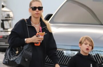 Anna Kournikova, pregnant with her fourth child, was photographed with her children in Miami.
