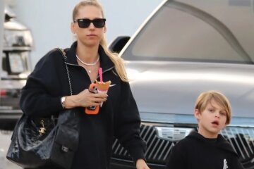 Anna Kournikova, pregnant with her fourth child, was photographed with her children in Miami.