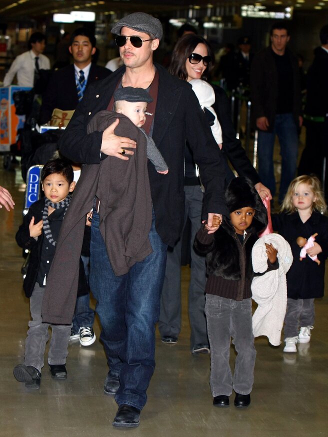 Брэд Питт и Анджелина Джоли с детьми Паксом, Ноксом, Захарой и Шайло в 2009 году/Фото: Junko Kimura/Getty Images