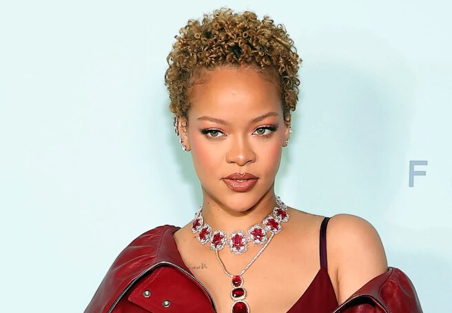 Rihanna came out with natural hair again