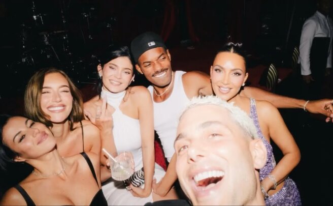 Кайли Дженнер и Ким Кардашьян с друзьями