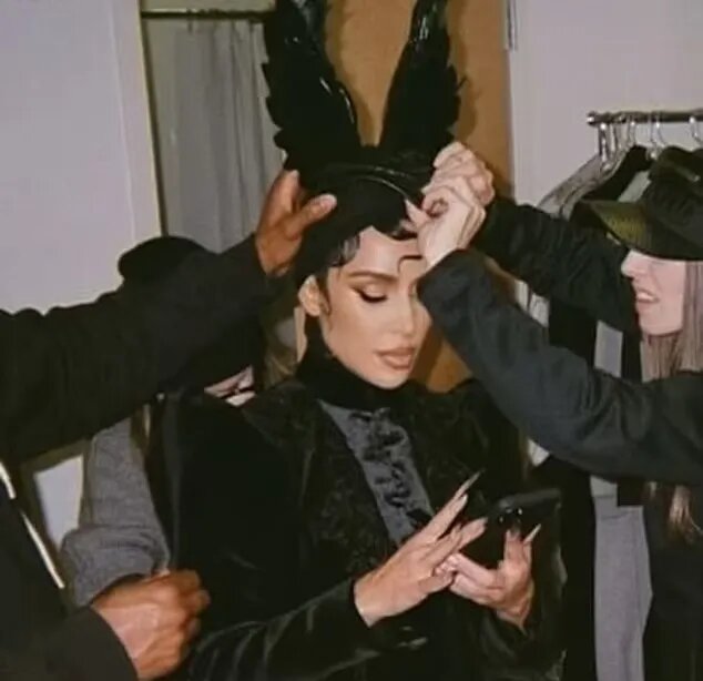 Ким Кардашьян на съёмках/Фото: kimkardashian/Instagram*