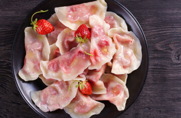 Dumplings with strawberries: how to cook in a saucepan, steamed and in a slow cooker
