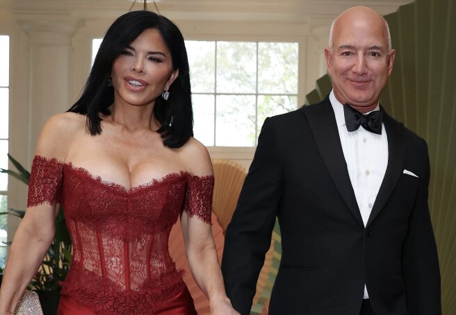 Lauren Sanchez, Jeff Bezos, Robert De Niro with his beloved at a reception at the White House