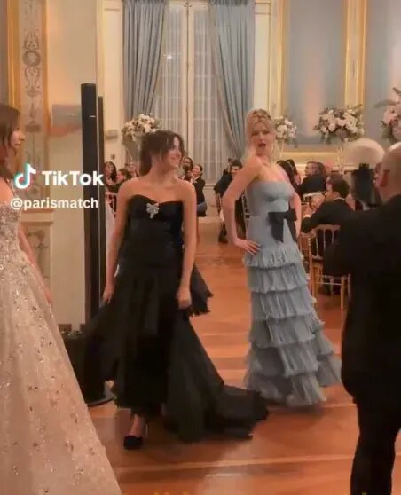 Эппл Мартин (справа) на Балу дебютанток в 2024 году