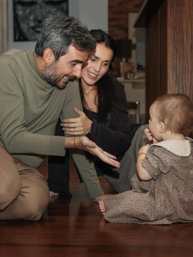 Сати Казанова с мужем и дочерью