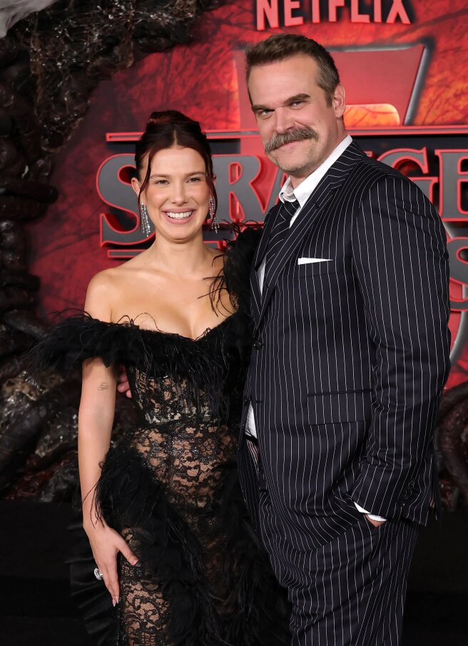 Милли Бобби Браун и Дэвид Харбор